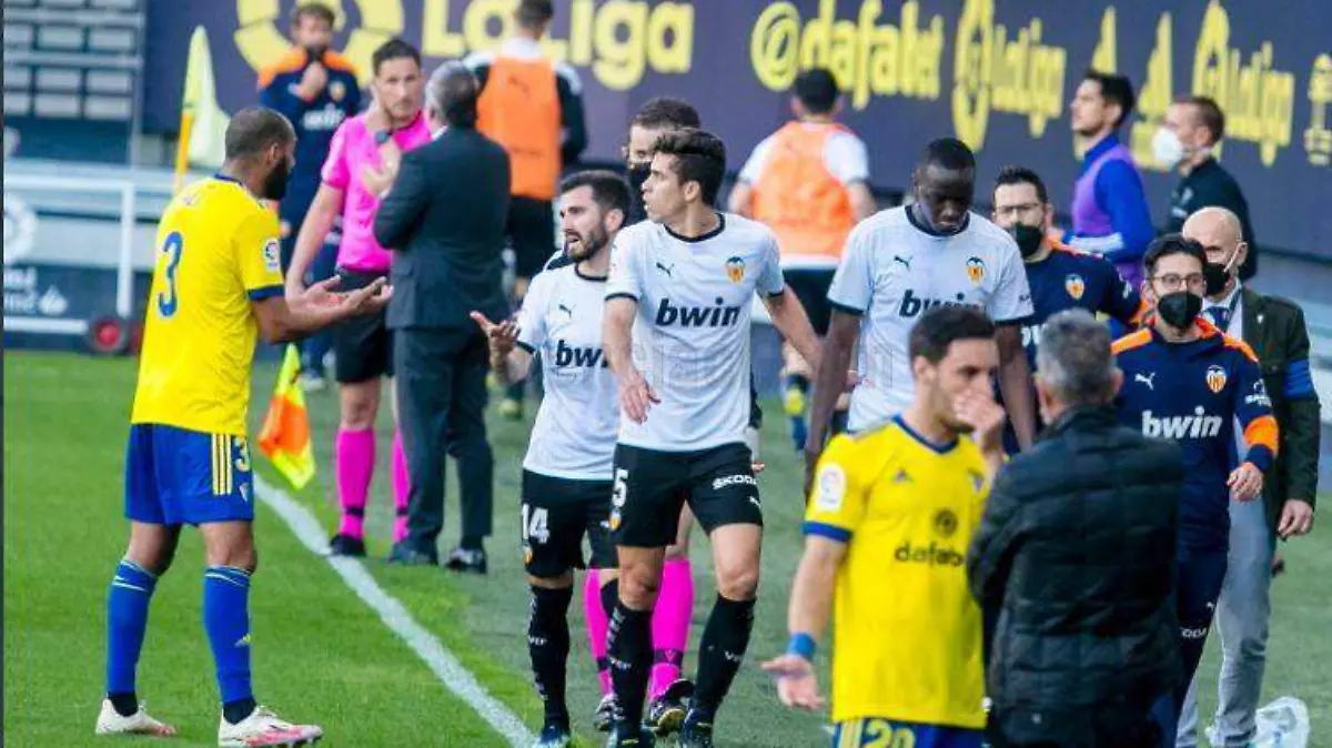 Jugadores del Valencia abandonan la cancha por racismo